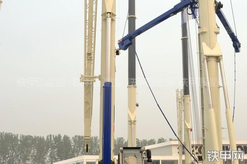 中联重科RT100越野起重机整机外观