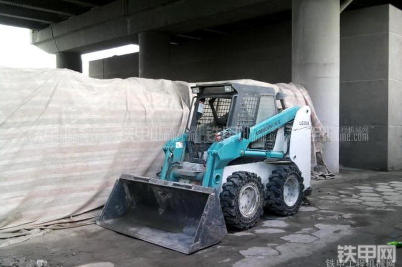 龙工LG308滑移装载机整机外观