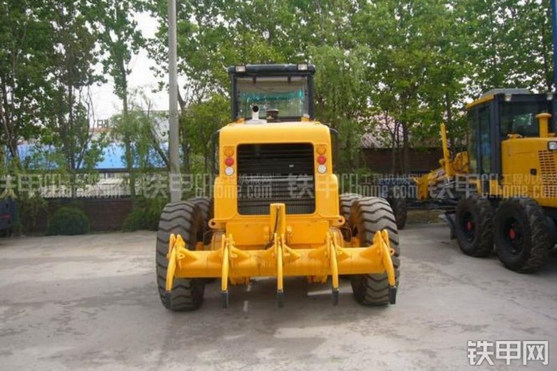 洛阳路通PY135C平地机整机外观