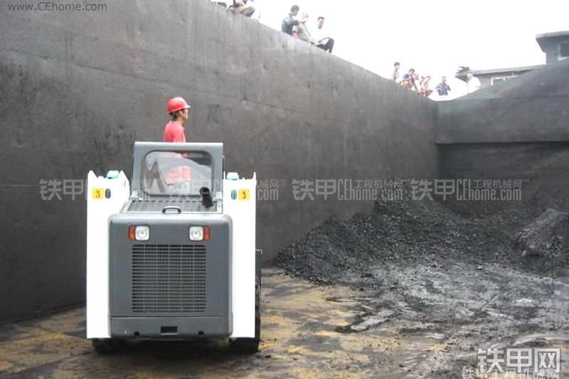 龙工LG308滑移装载机整机外观