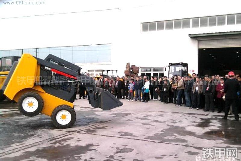 龙工LG307滑移装载机整机外观