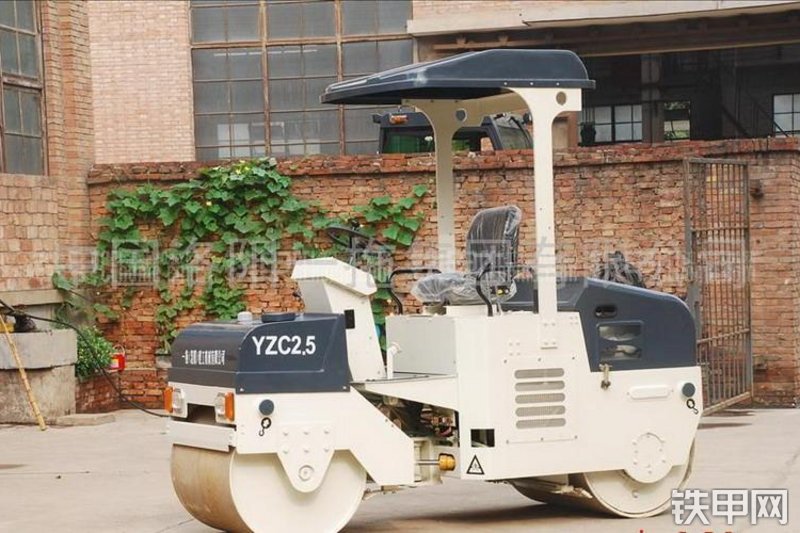 国机洛建YZC2.5压路机整机外观