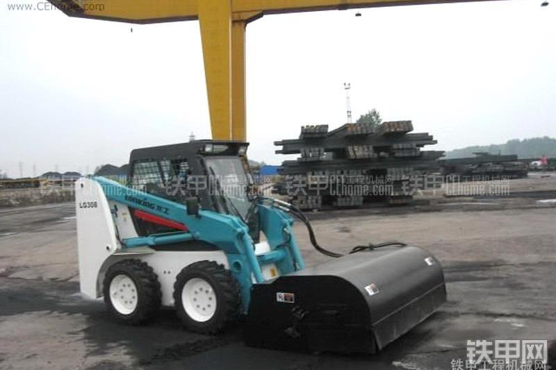 龙工LG308滑移装载机整机外观