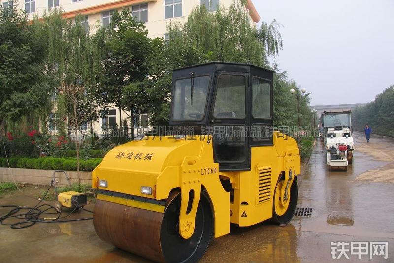 洛阳路通LTC6D振荡压路机整机外观