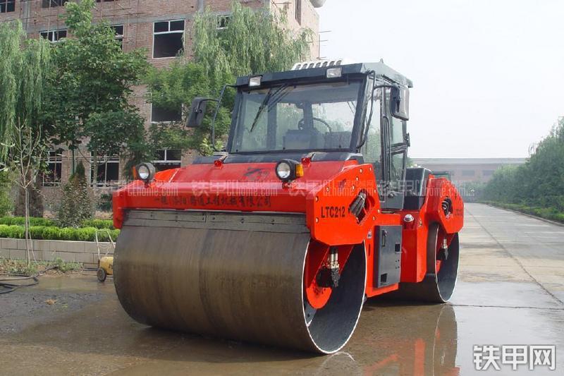 洛阳路通LTC212全液压压路机整机外观