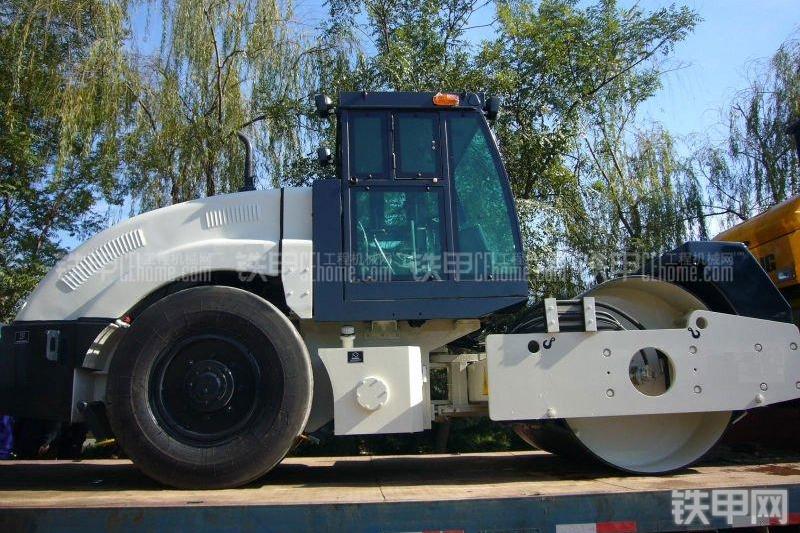 洛阳路通LTS208H全液压压路机整机外观