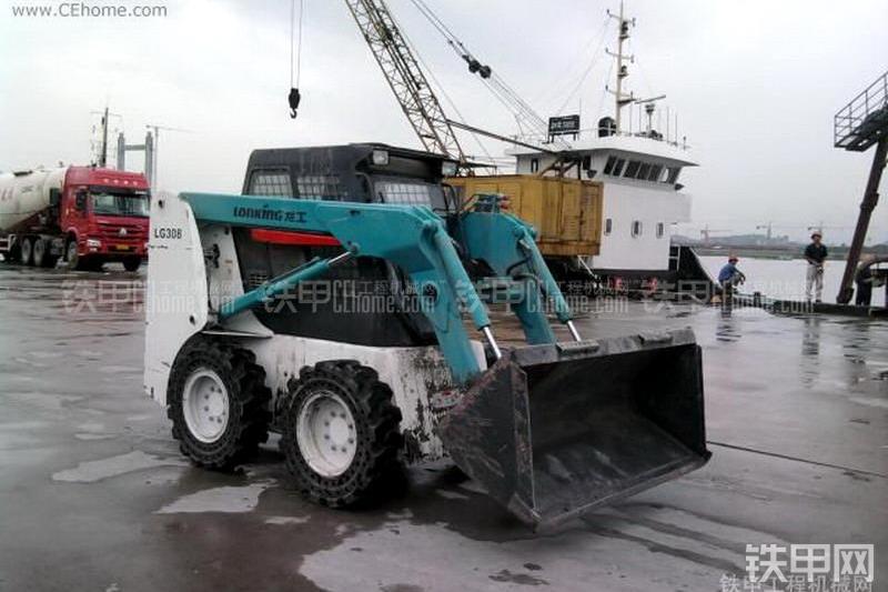 龙工LG308滑移装载机整机外观