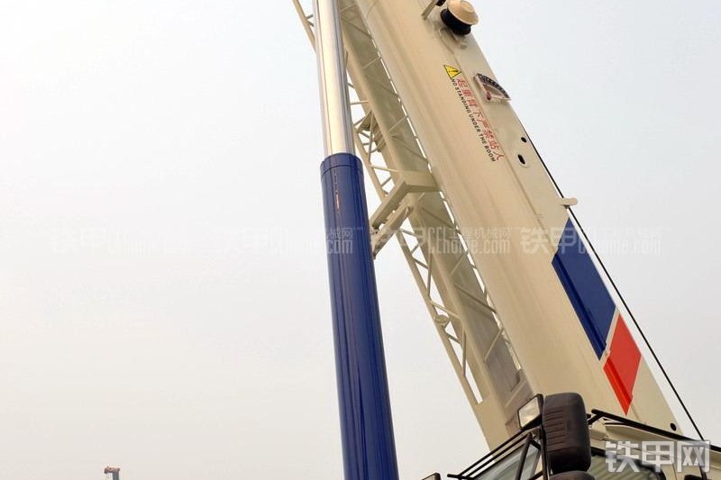 中联重科RT100越野起重机局部