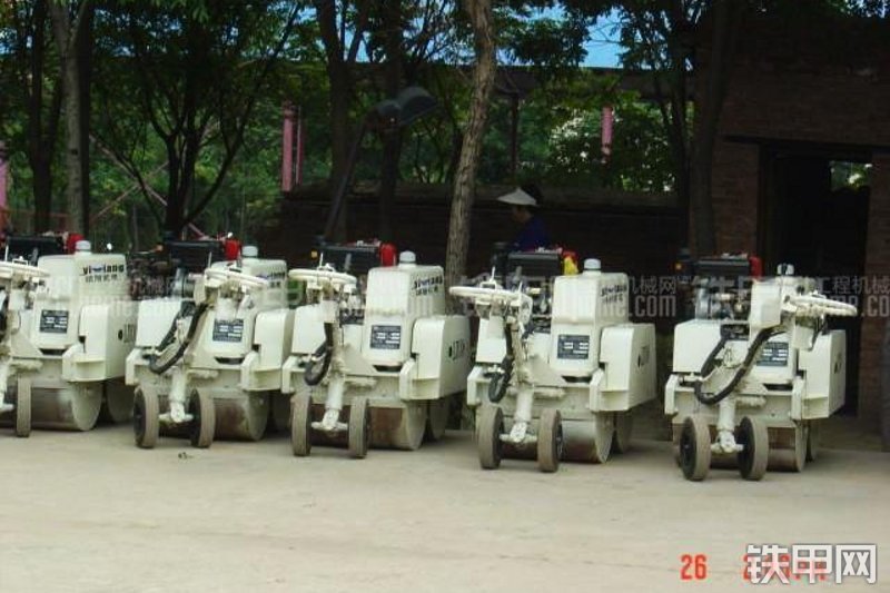 洛阳路通LTC08H手扶式压路机整机外观