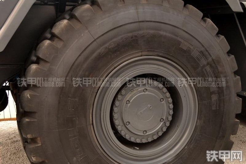 中联重科RT100越野起重机局部