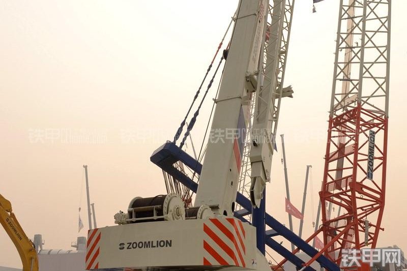 中联重科RT100越野起重机整机外观