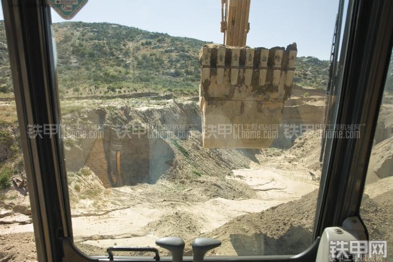 凯斯CX240B挖掘机局部