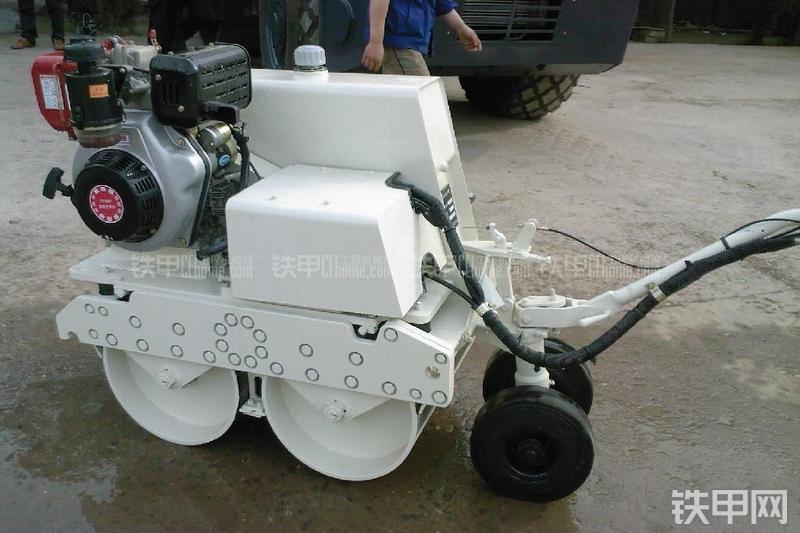 洛阳路通LTC08H手扶式压路机整机外观