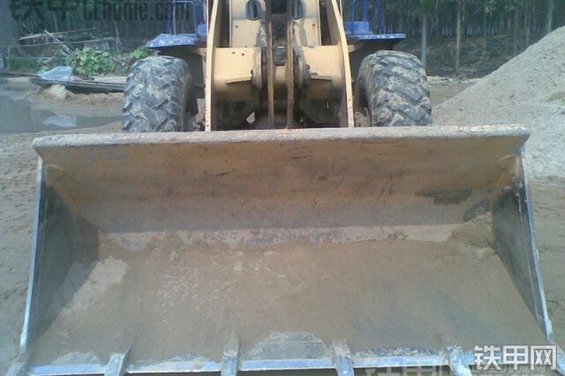 龙工LG833装载机整机外观