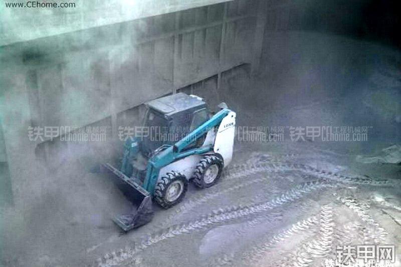 龙工LG308滑移装载机整机外观