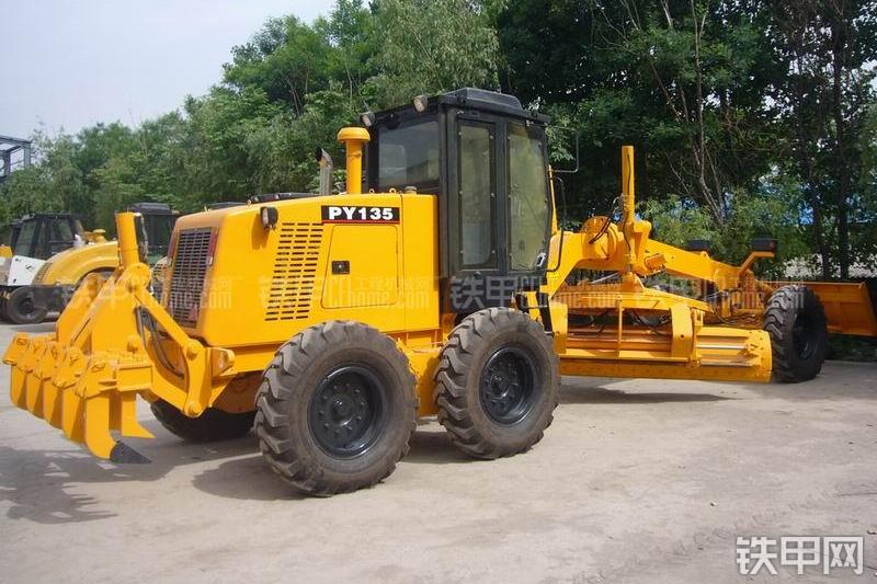 洛阳路通PY135C平地机整机外观