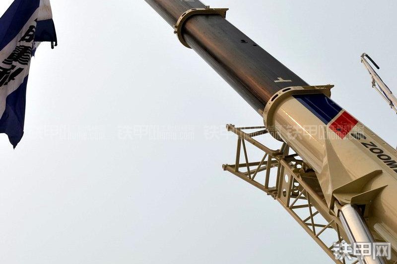 中联重科RT100越野起重机局部