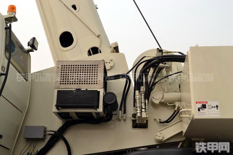 中联重科RT100越野起重机局部