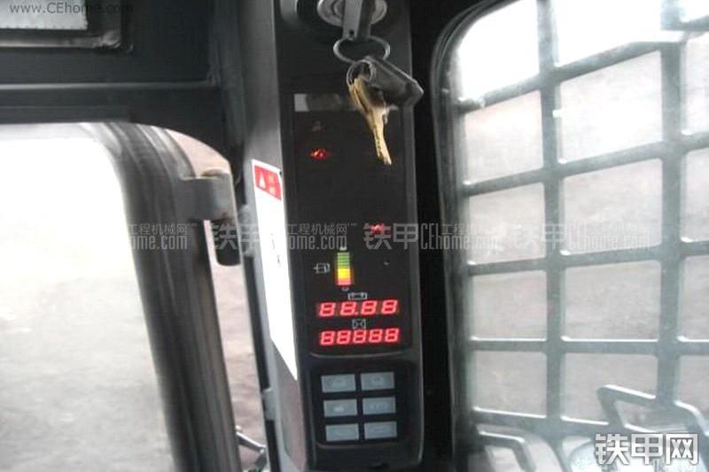 龙工LG308滑移装载机整机外观