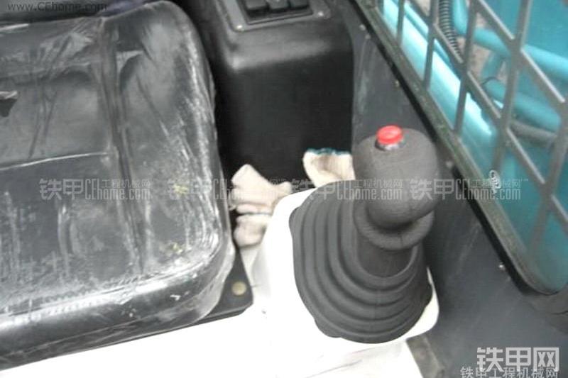 龙工LG308滑移装载机整机外观