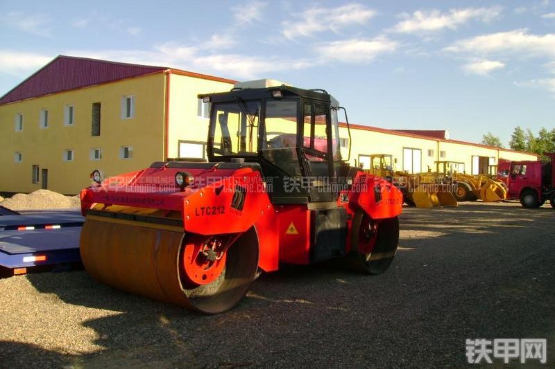 洛阳路通LTC212全液压压路机整机外观
