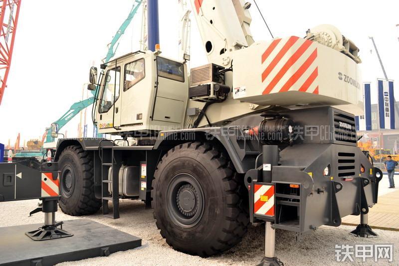 中联重科RT100越野起重机整机外观