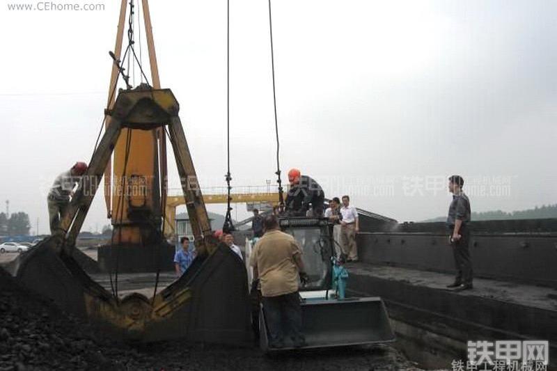 龙工LG308滑移装载机整机外观