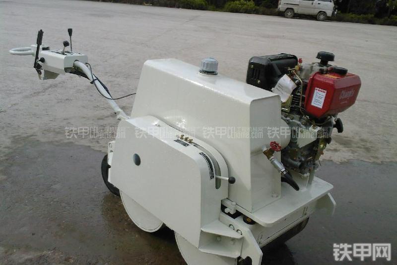 洛阳路通LTC08H手扶式压路机整机外观