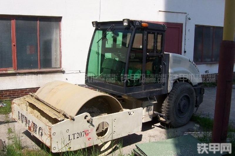 洛阳路通LT207G压路机整机外观