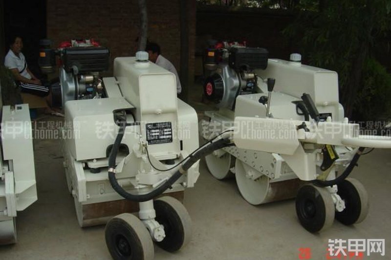 洛阳路通LTC08H手扶式压路机整机外观