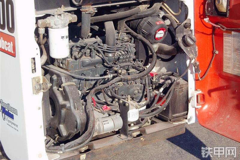 山猫S100滑移装载机局部