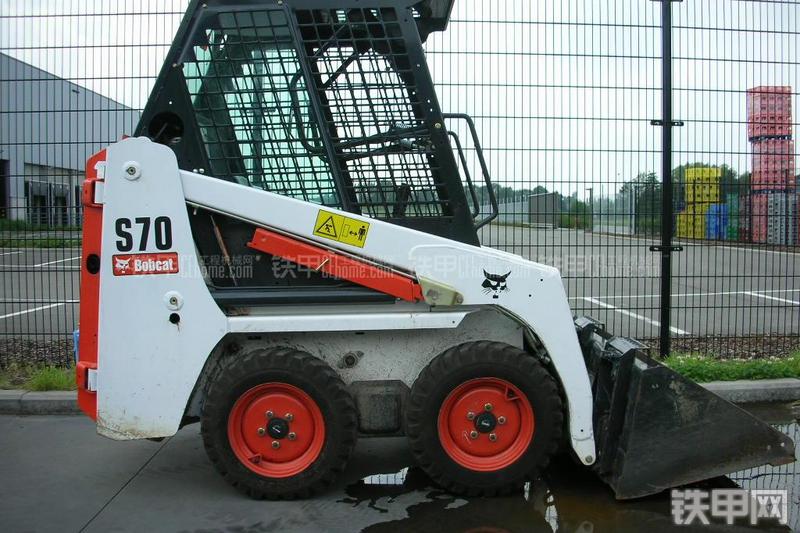 山猫S70滑移装载机整机外观