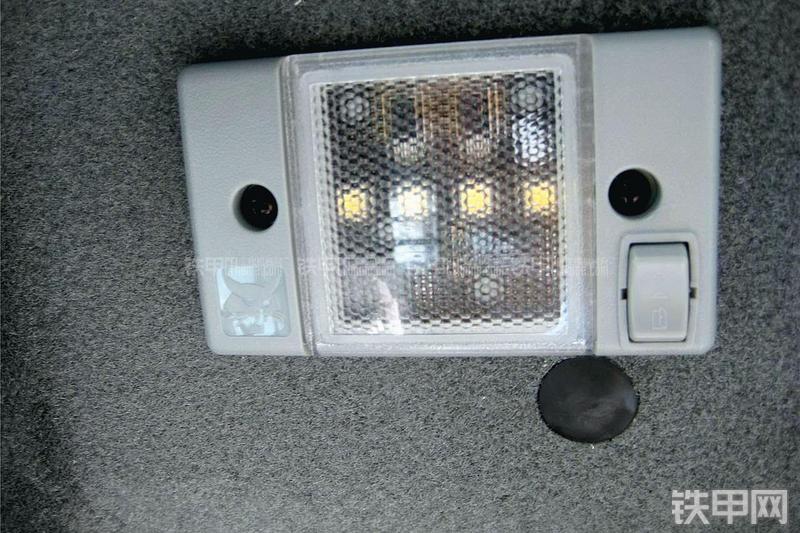 山猫S850滑移装载机局部