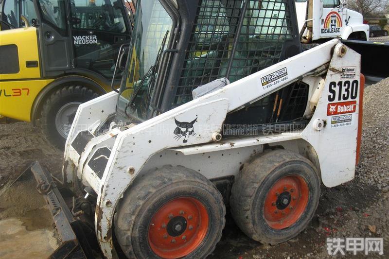 山猫S130滑移装载机整机外观