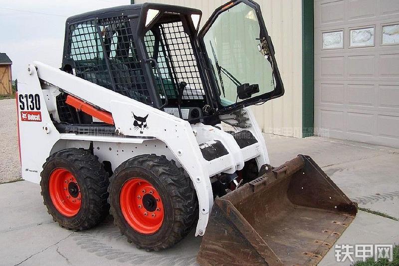 山猫S130滑移装载机整机外观