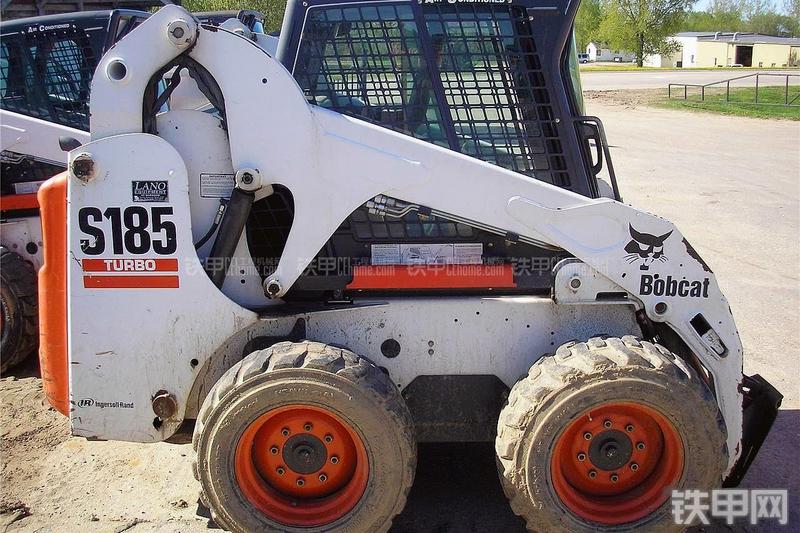 山猫S185滑移装载机整机外观
