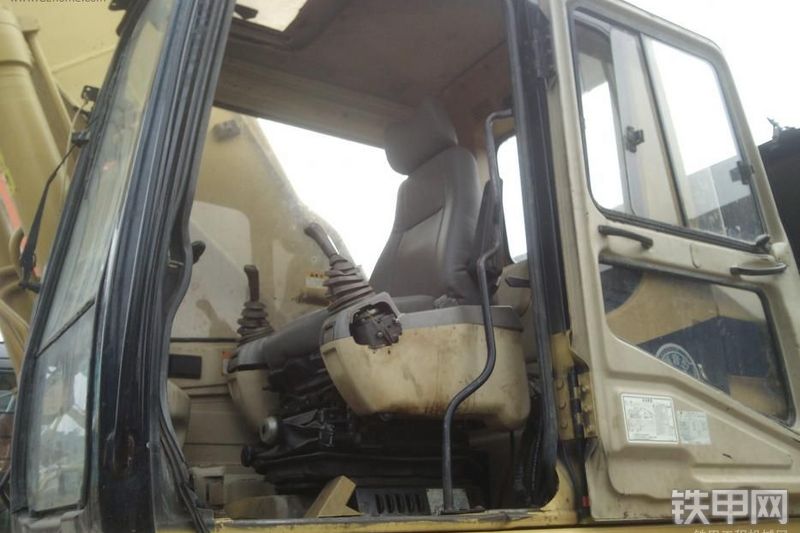 卡特彼勒330B挖掘机局部