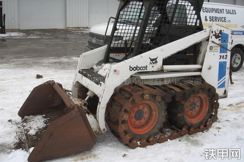 山猫743滑移装载机整机外观