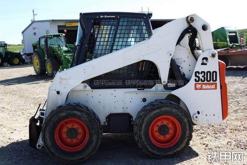 山猫S300滑移装载机整机外观