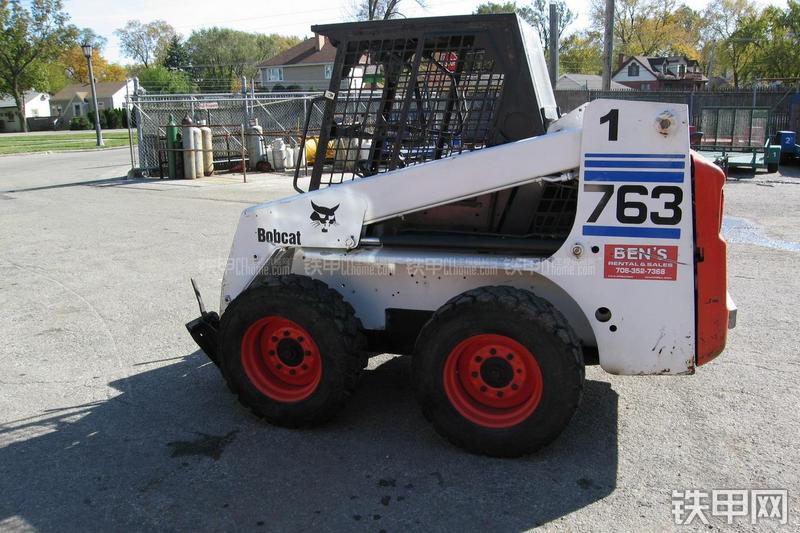 山猫763滑移装载机整机外观