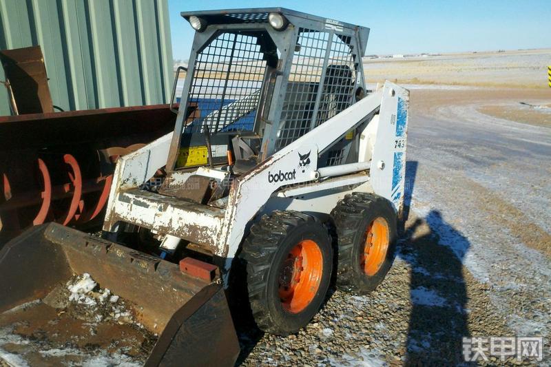 山猫743滑移装载机整机外观