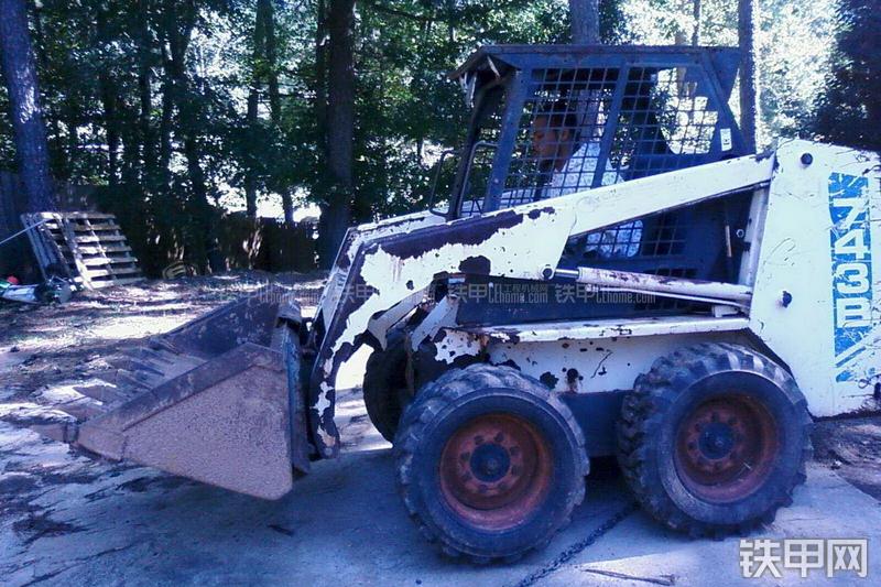 山猫743滑移装载机整机外观