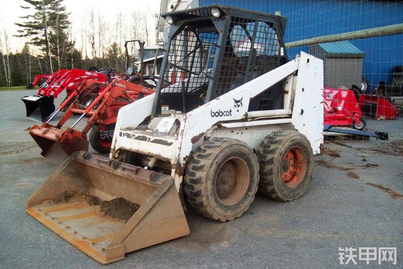 山猫743滑移装载机整机外观