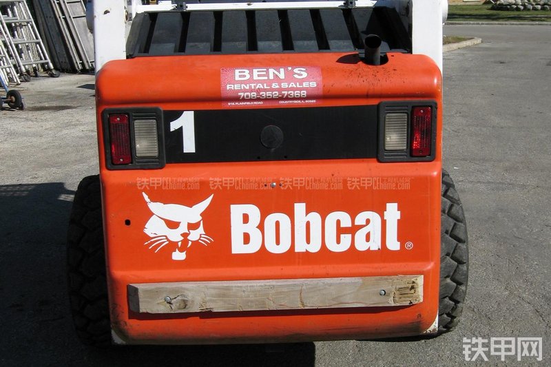 山猫763滑移装载机整机外观