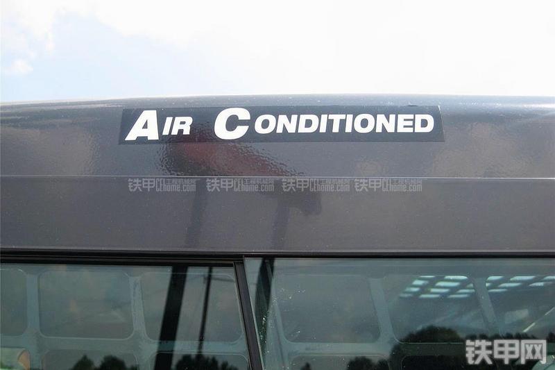 山猫S850滑移装载机局部