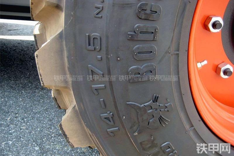山猫S850滑移装载机局部