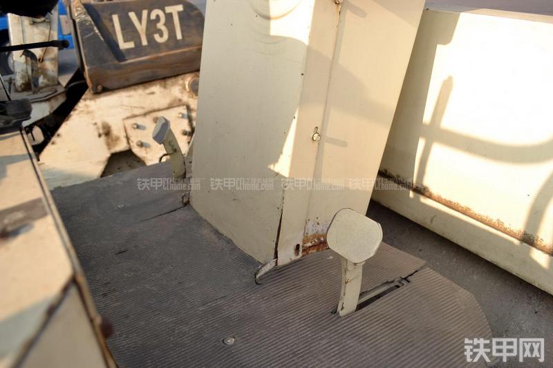 洛阳路通LTC3B压路机局部