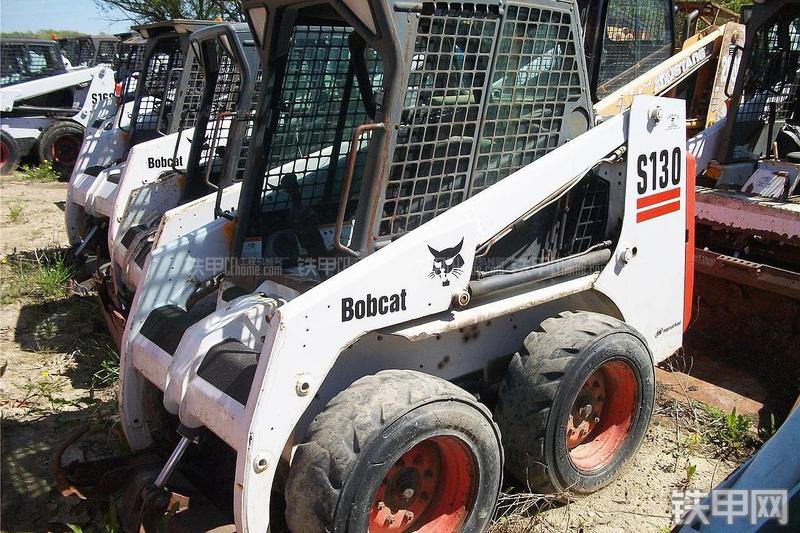 山猫S130滑移装载机整机外观