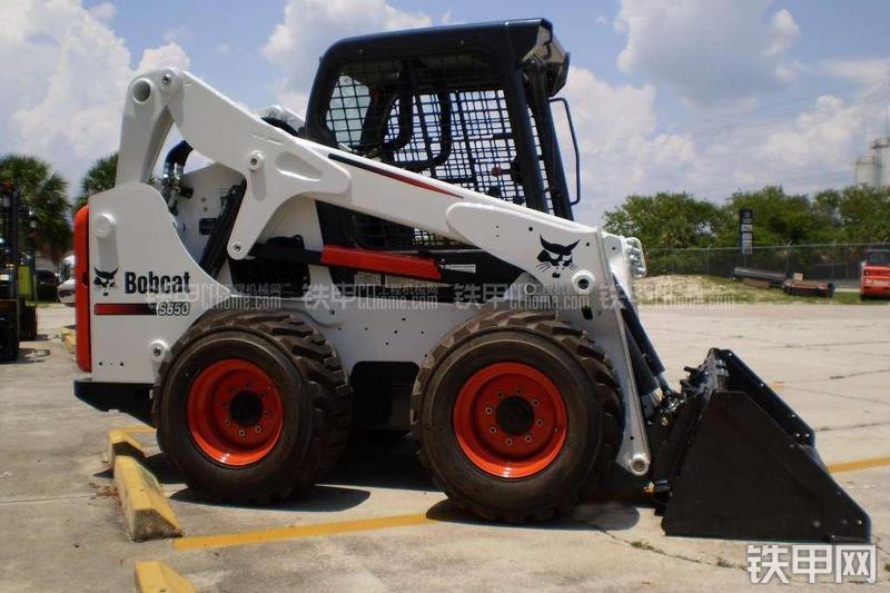 山猫S650滑移装载机整机外观