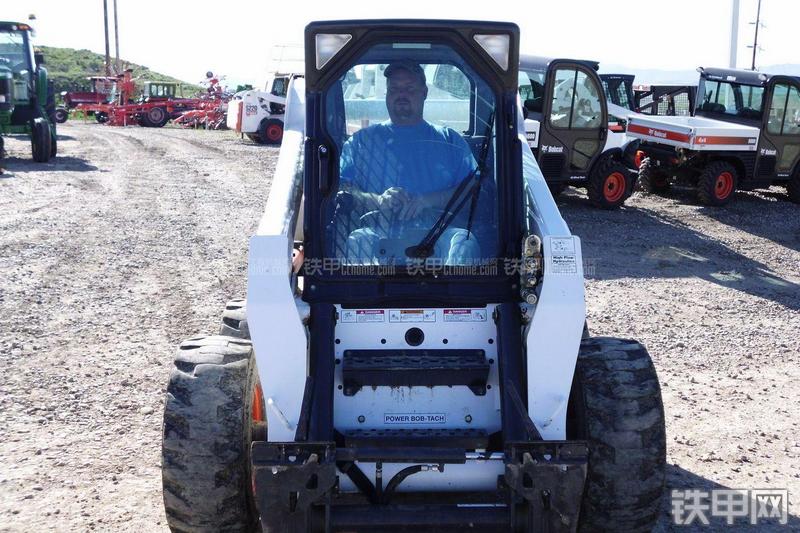 山猫S300滑移装载机整机外观